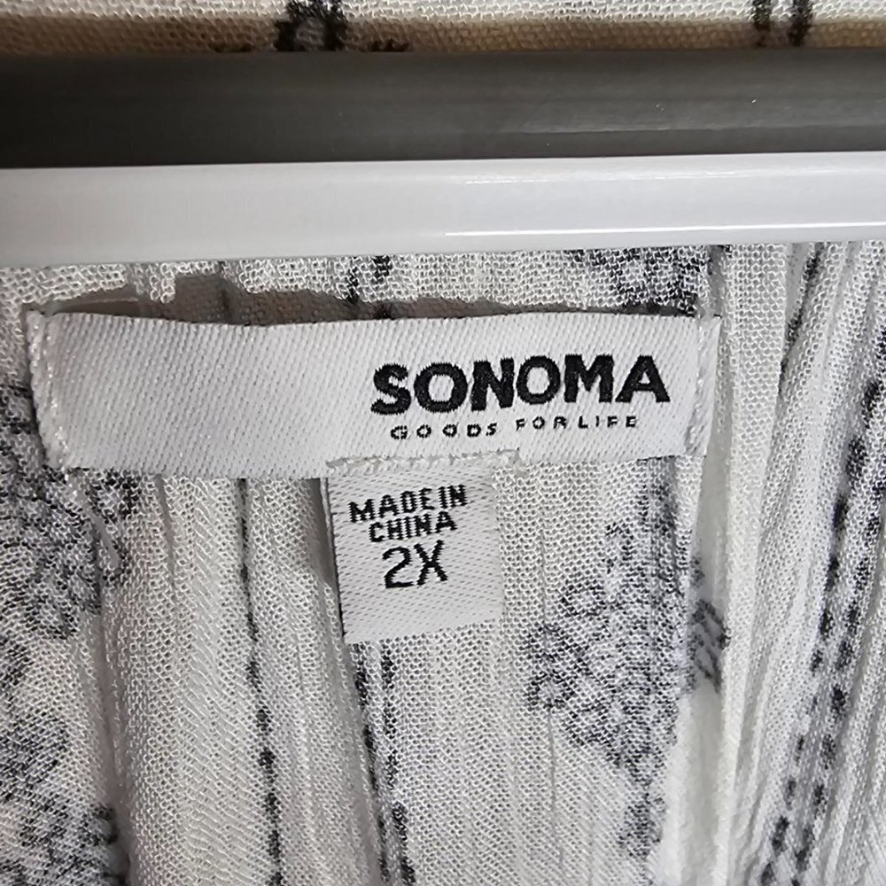 Black and White Print Top - Picture 3 of 6